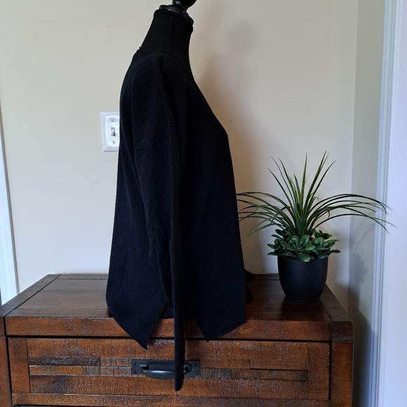 New! Elle Ribbed Knit Sweater Women's Size Medium Black V-neck Top - Picture 3 of 11